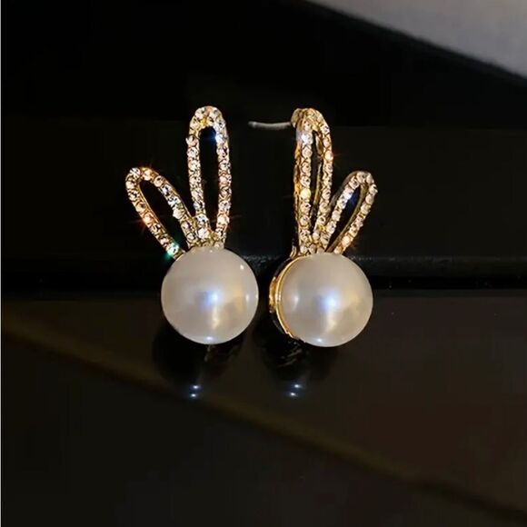 🐰 Betsey Johnson unique style bunny ear earrings 🐰 - Picture 1 of 4